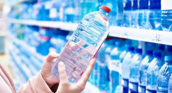 Acqua in bottiglia, sai cosa stai bevendo? L’urologo lancia l’allarme: cosa controllare sull’etichetta