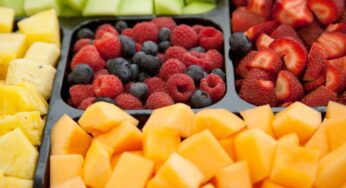 Compri frutta e verdura già tagliate? Smetti subito: cosa stai rischiando