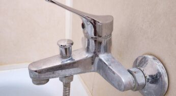 Gli esperti di pulizia consigliano questo incredibile trucco per rimuovere il calcare dai rubinetti del bagno